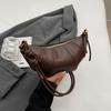 Bolsa Marrom Retrô Outono e Inverno para Mulheres 2026 Nova Tendência Versátil Bolsa Transversal Fashionável Super Popular Nicho Bolsa Croissant