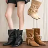 Versão em pele de ovelha~botas de tornozelo baixas femininas 2026 novas, retrô, com cadarço, bico fino, com design interno que aumenta a altura, botas de moda versáteis