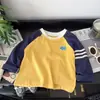 Top de manga larga de algodón puro para niños con diseño de cachorro bordado, top raglán de bloques de color, camiseta básica de manga larga de corte holgado para bebés