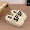 Pantuflas de algodón con estampado de letras, elegantes pantuflas peludas de suela gruesa de nueva moda, pantuflas peludas 2026 para que las mujeres las usen afuera