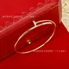 Versión alta V oro clásico estilo nuevo versión delgada elástico cabeza y cola taladro uña uña pulsera superficie lisa versión delgada sin taladro uña CNC de alta gama