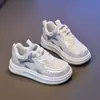 Zapatillas de Malla para Niñas 2026 Primavera y Otoño Nuevos Zapatos Blancos para Niños Malla Transpirable Versátiles Zapatos Casuales Zapatos Deportivos de Moda