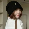 Gorro de Lana Holgado Estilo Coreano Retro con Insignia Metálica para Otoño Invierno 2026 Nuevo para Mujer Cubre Cabeza Cálido Protección contra el Frío Gorro
