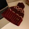 Gorro de lana mezclada con jacquard de estilo coreano para mujer, cálido gorro de punto para el frío, estilo universitario, con protección para las orejas y bola de pelo, para otoño e invierno.