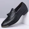 Sapatos de Couro Trançado Feitos à Mão Cross Italy Loafers Masculinos de Couro Genuíno com Franjas Sapatos Masculinos Britânicos de Negócios Bico Fino Tamanho Grande