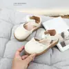 Sandalias de Princesa 2025 Primavera Dulces de Punta Cerrada Antideslizantes Elegantes Estilo Coreano Zapatos de Niña para Niños Mary Janes con Lazo de Perlas