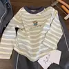 Camiseta infantil de primavera de cor sólida com listras e gola redonda com estampa de urso de desenho animado para meninos e meninas