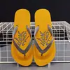 Sandálias de verão antiderrapantes masculinas para atividades ao ar livre 2026 novo modelo simples estilo coreano estudante chinelos personalizados sapatos de praia da moda