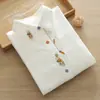 Camisa Blanca de Manga Larga 100% Algodón para Mujer, Estilo Nuevo Literario y Fresco para Primavera y Otoño, Bordada con Conejo y Rábano, Adecuada para Estudiantes