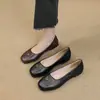 Zapatos planos bajos estilo francés de punta cuadrada con diseño de camelia para mujer, nuevo modelo otoño 2026, piel suave inspirada en Chanel, suela suave, cómodos zapatos para mamá