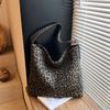 Bolsa Casual de Grande Capacidade com Estampa de Leopardo para Mulheres 2025 Nova Bolsa de Ombro Versátil para o Dia a Dia Bolsa Tote Relaxada Bolsa Saco