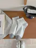 Nuevos calcetines para mujer Primavera/Verano 2026 con etiqueta de tela, diseño de cachorro, borde de encaje, borde acanalado de bloques de color, estilo coreano sin costuras, calcetines de media caña estilo universitario