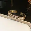 Pulsera abierta de lujo ligero, elegante, de alta calidad, diseño de nicho ins, joyería de pulsera, pulsera simple y versátil para mujer
