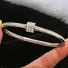 Pulsera de Clavo de Doble Punta Impermeable Europea y Americana Transfronteriza, Resistente al Desgaste, de Acero de Titanio Incrustada con Diamantes, Moderna y Versátil, Lujo Ligero con un Toque de Alta Gama