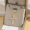 Colar Feminino Colorido Zircônia Joias Design de Nicho Pingente Cruz Completo em Diamante Colar Corrente de Clavícula em Aço Inoxidável