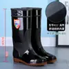Botas de lluvia para hombre en stock botas altas impermeables protección laboral sitio de construcción antideslizantes engrosadas resistentes al desgaste zapatos de goma PVC rotos zapatos impermeables reemplazo