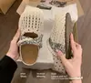 Mules Birkenstock fechadas com sola grossa para aumentar a altura, para mulheres, adequadas para uso externo no verão, novo modelo 2026, sandálias tecidas vazadas em rede