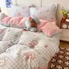 Juego de ropa de cama de cuatro piezas con forro polar para invierno, con tejido de leche polar suave, cómodo y de alta densidad, y un juego de sábanas de tres piezas con temática de cachorros de lunares