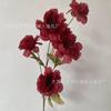 Tema vermelho salão de banquetes de casamento festa simulação palco de flores teto guia de estrada fileira de flores decoração de flores flor de seda