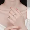 Anillo Femenino de Moissanita Transfronterizo, Anillo de Banda Única Chapado en Oro de 18 Quilates, Versátil Apilable Anillo de Moissanita de Plata de Ley 925 Venta al por Mayor
