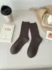 Meias Zhuji, meias femininas de outono e inverno de cano médio, atacado, cor sólida, padrão torcido, meias femininas folgadas, espessadas, quentes e forradas com fleece