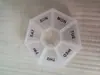 Comercio exterior transfronterizo ronda 7-rejilla plástico PP pastillero joyero tapa abatible Mini Portátil pastillero de una semana