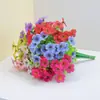 Venta al por mayor transfronteriza 7 Tenedores Eucalipto Flor de imitación Margarita pequeña Ciruela Tela Ramo para exteriores Decoración de planta
