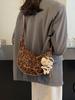 Bolso pequeño con estampado de leopardo vintage para mujer, otoño e invierno 2024, nuevo bolso de hombro, estilo occidental, bandolera de alta gama.