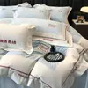 Clase de Lujo Ligero Ropa de Cama 100% Algodón de Fibra Larga Cepillado Bordado Juego de Cuatro Piezas Funda de Edredón Súper Suave Engrosada Cama Algodón Puro