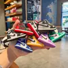 Llavero Creativo Nuevo de Zapatilla de Baloncesto Aj, Colgante Exquisito de Moda para Mochila y Llave de Coche para Hombres y Mujeres, Ventas Directas de Exportación