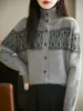 Cárdigan de otoño e invierno con estampado jacquard, prenda exterior resistente, cuello alto de terciopelo, tejido suave tridimensional de lujo ligero, blanco mapache