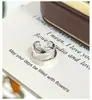 Pinzas para Orejas de Doble Capa con Madreperla Galvanizadas en Oro Real de 18 Quilates para Mujeres Sin Perforaciones, Pinzas para Cartílago de Oreja Simples y de Moda, Aretes de Alta Gama y Elegantes