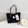 Bolso de mano de gran capacidad con lunares, bolso tote diario estilo coreano, un bolso de hombro casual moderno y lindo para el trabajo
