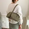 Bolso de mano tejido retro transfronterizo, nueva colección 2026 para mujer, diseño de alta gama, gran capacidad, adecuado para ir al trabajo, bolso de hombro, y se puede llevar bajo el brazo