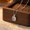 Collar de plata pura S925 con cubo de calcedonia blanca natural para mujer, colgante de luz de luna blanca exquisito de lujo ligero, cadena versátil de clavícula de nicho