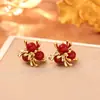 Aretes de Fuegos Artificiales Perla Roja Ankora: Pendientes de Alta Gama, Modernos y Versátiles con un Diseño Único y Estilo Minimalista