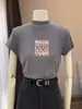 Camiseta de manga corta para mujer con hombros de ajuste regular, cuello semi-alto, algodón puro, color café, diseño moderno y versátil, adecuada como capa base para otoño