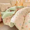 Nuevo Conjunto de Cuatro Piezas de Algodón 100% con Forro de Leche, Estampado Floral de Dibujos Animados, Grado Madre-Bebé, Clase A, Otoño/Invierno 2026, Conjunto de Tres Piezas para Cama de Estudiante
