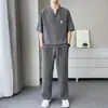 Conjunto de verano 2026 nuevo con textura de manga corta para hombre, camiseta con cuello en V, estilo old money, conjunto deportivo holgado para hombre