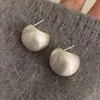 Pendientes de botón minimalistas únicos de metal cepillado para mujer, pendientes versátiles, elegantes y de estilo nicho de lujo sencillo y de alta gama