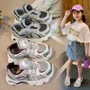 Tênis para meninas 2026 primavera novos sapatos casuais sapatos infantis sola macia sapatos de pai uso masculino sapatos de corrida resistentes ao desgaste