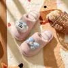 Chinelos de algodão infantis, pantufas de casa para ambientes internos, sapatos de chão de inverno para meninos, novo estilo 2026, design fofo de desenho animado, pantufas de bebê para meninas