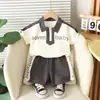 Traje Legal e Bonito para Meninos 2025 Nova Moda Verão para Bebês Roupas Infantis de Manga Curta Conjunto de Duas Peças de Verão Tendência