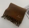 Venta de liquidación de bufandas con 40% de descuento en un puesto, bufandas largas y cortas de hilo de felpa tejido cálido para otoño e invierno en oferta