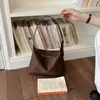 Bolso retro simple de gamuza para mujer, nuevo bolso cruzado versátil de moda 2026, bolso tipo cubo para hombro o axila para el trabajo