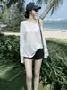 Cubre trajes de alta gama estilo coreano con hombros descubiertos y protección solar para mujer, camiseta nueva casual y versátil de manga larga transpirable, diseño rejuvenecedor, 13928