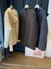 Pedido do cliente regular B! Casaco dupla face! Casaco de lã com capuz de toque delicado, casaco curto de lã para mulheres, Inverno 26 H090206