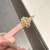 Anillo de racimo de flores de perlas dulces francés Diseño de nicho Sentido del temperamento Anillo abierto ajustable Lujo ligero Sentido de alta gama Accesorio para mujer