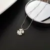Collar de amor hueco de acero de titanio resistente a la decoloración para mujer, colgante de amor con diseño de nicho de lujo ligero, cadena de clavícula de temperamento versátil