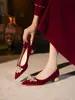 Zapatos de boda estilo Xiuhe para mujer, rojos, tacón grueso, cómodos para los pies, zapatos de novia, nuevo modelo 2025, zapatos de punta estilo chino para boda y recepción